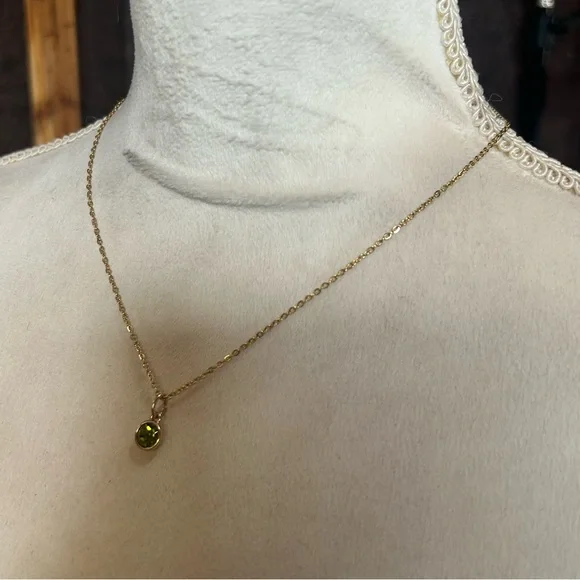 Vintage faceted peridot glass stone pendant on chain necklace - Picture 4 of 6